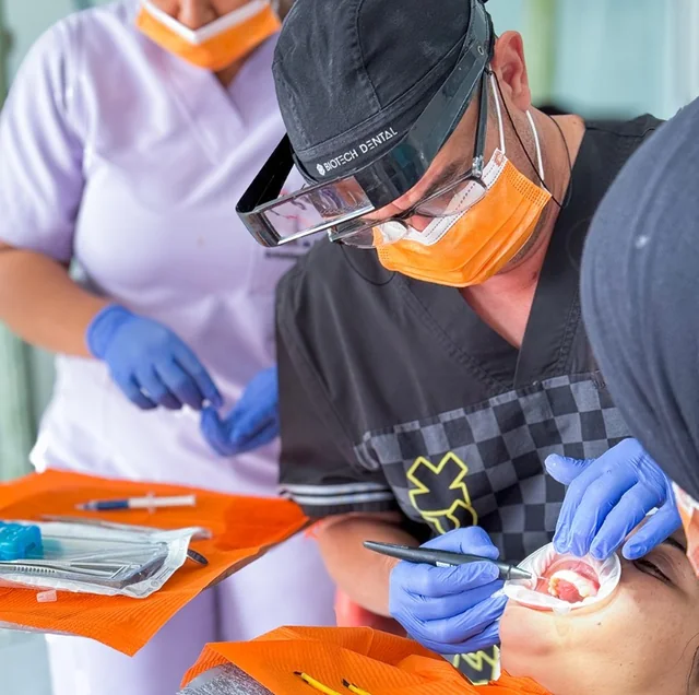 Praticien de Harmony Clinic pendant un acte dentaire
