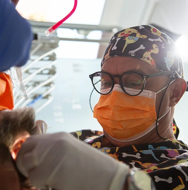 Praticien pendant un soin dentaire à Harmony Clinic